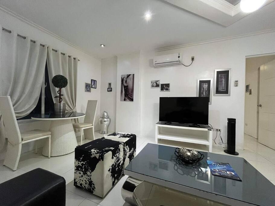 Kandi Big 1 Bedroom King Bed, Free Housekeeping, Wi-Fi Angeles Exteriér fotografie